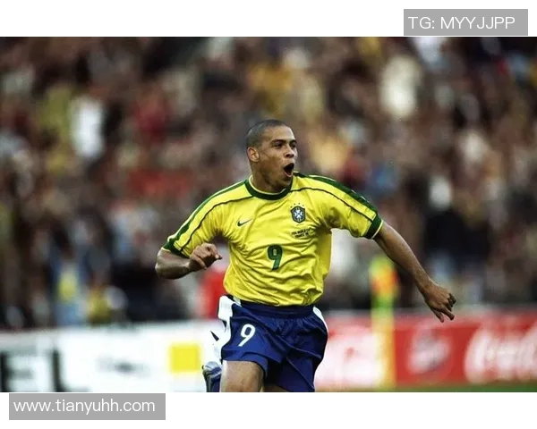 全球足球历史上著名的9号球星盘点与传奇足迹回顾